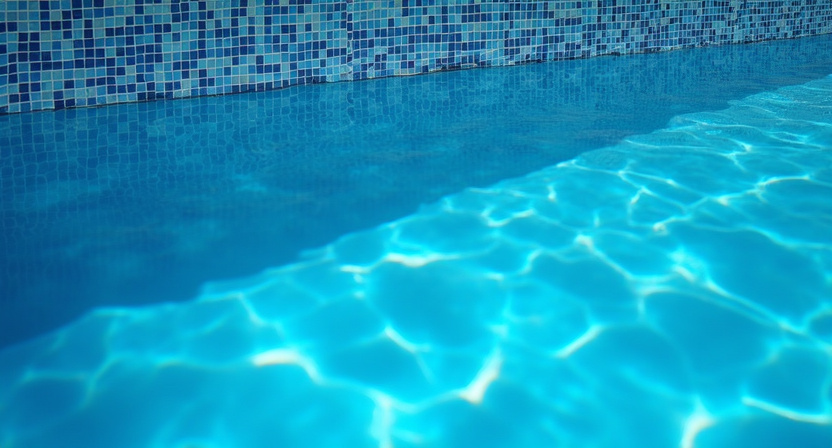 Ligne d'eau en émaux de verre bleu profond